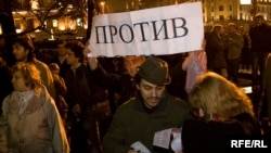 "Яблоко" не нашло пропавшие голоса на митингах. Теперь оно обращается напрямую к тем, кто голосовал.