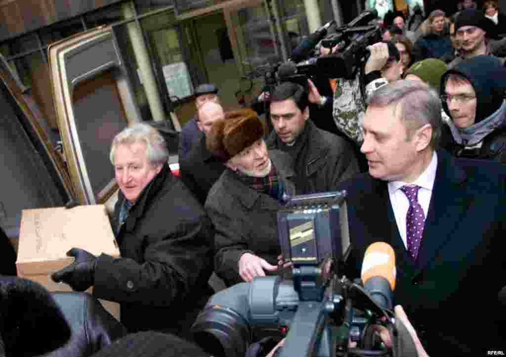 Russia -- Opposition leader, presidential candidate, former Prime Minister Mikhail Kasyanov watch unloading of the boxes with subscription lists, the central elections commission office in Moscow, 16Jan2008