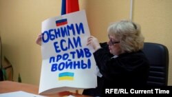 Суд над Горбуновым. Кадр из фильма "Объятия против войны"