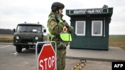 Белорусские пограничники проверяют водителей и транспортные средства, въезжающие в пограничную зону вблизи границы с Украиной, 15 февраля 2023 года