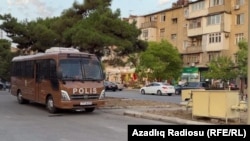 ADR önündə polis avtobusu, 23 iyul 2023