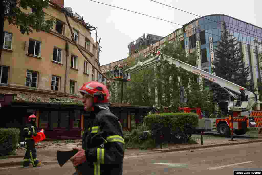 Всего, по словам Садового, в результате атаки повреждения получили более 30 домов, есть разрушения в школах, студенческих общежитиях Львовского политехнического института, офисном комплексе.