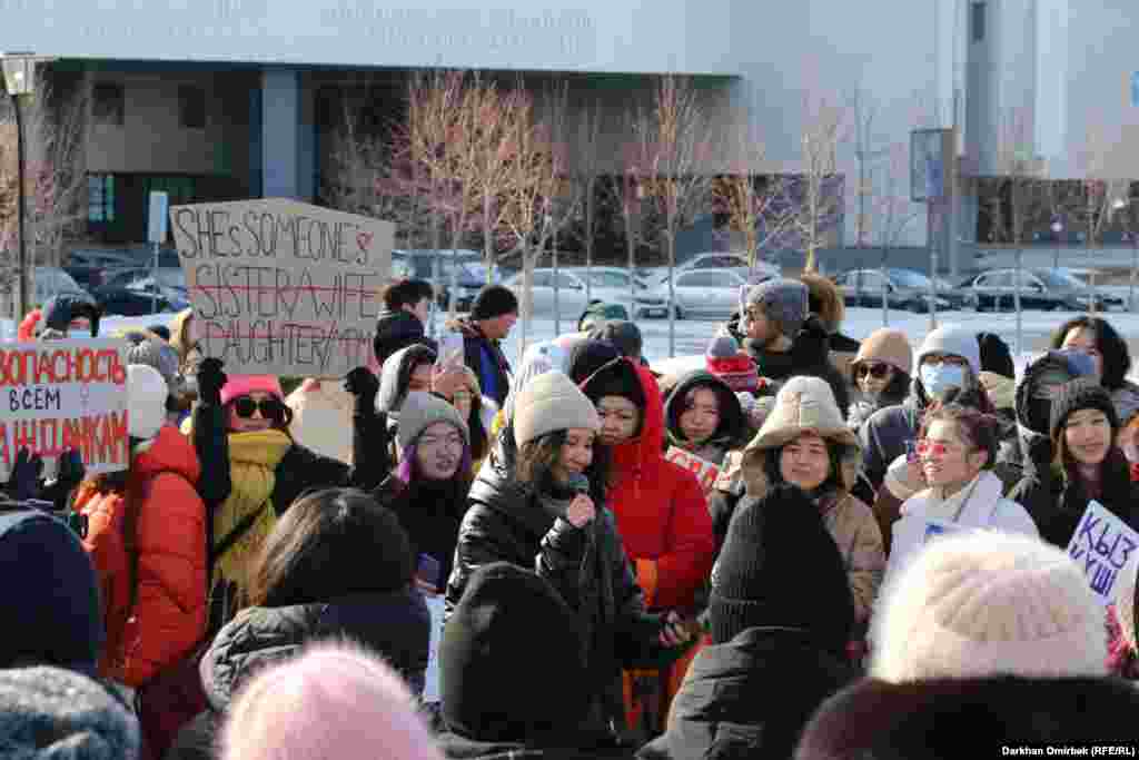 Митинг Абай және Жеңіс даңғылдарының қиылысындағы саябақта өтті. Ортаға арнайы конструкция қойылмағандықтан, қатысушылар осылай топтасуға мәжбүр болды.