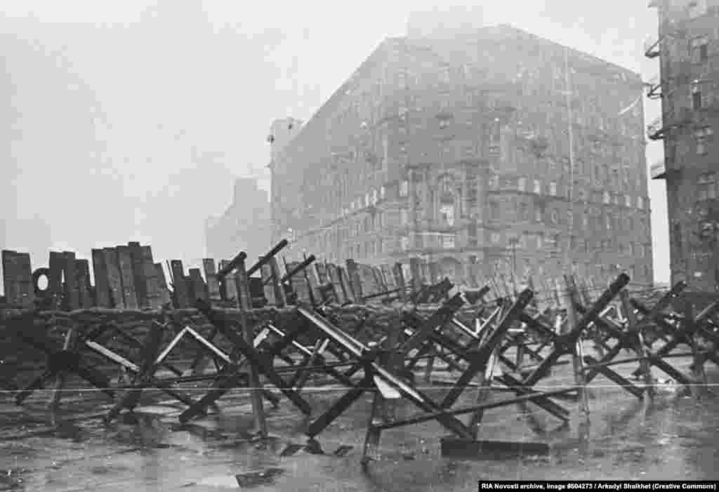 Противотанковые заграждения на улицах Москвы во время наступления нацистов. Октябрь 1941 года