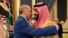 Vəliəhd şahzadə Məhəmməd bin Salman Cəddədə R.T.Ərdoğanı qarşılayır. 28 aprel 2022 