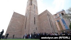 Etirazçılar Yerevan meriyasının girişində