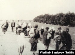 Голодные селяне покидают села в поисках еды (1933 г.). Фото А. Винербергера