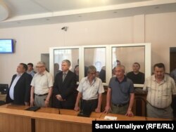 "Терроризмді насихаттау" және "терактіге дайындалу" айыптары тағылған Батыс Қазақстан облысы Жаңақала кентінің тұрғындары мен олардың адвокаттары (алдыңғы қатарда) сот үкімін тыңдап тұр. Орал, 21 маусым 2017 жыл.