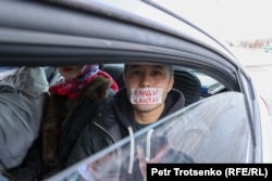 "Oyan, Qazaqstan!" қозғалысы белсендісі Дархан Шәріпов полиция көлігінде отыр. Алматы, 20 қараша 2022 жыл.