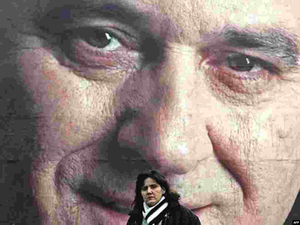 SERBIA, BELGRADE : A Serb woman pases by pre-election posters showing Serbian ultranationalist Radical Party acting leader Tomislav Nikolic in Belgrade, 13 January 2008