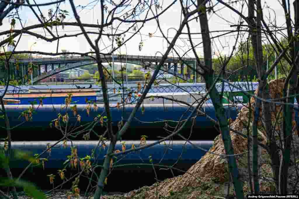 С остановки &quot;Речной техникум&quot; мост просматривается плохо. Мешают заросли клёна и различные сооружения.&nbsp;