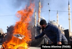 В Грозном сжигают фотографии семьи Янгулбаевых