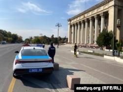 Қазақстанда АЭС салу туралы референдум өтіп жатқан күні "Астана" алаңына бақылап тұрған полиция. Алматы, 6 қазан, 2024 жыл.