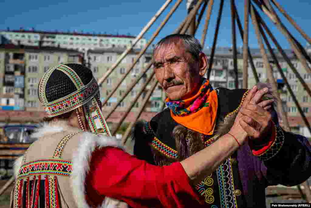 Нганасаны &ndash; самая северная народность в Евразии. Число нганасанов не превышает 900 человек. В основном они занимаются оленеводством и охотой. Название народности в переводе означает &quot;товарищ&quot;.