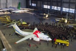 Украина президенттерінің бірі мінген Ан-148 ұшағын мұражайға қойған сәт. 2009 жыл.