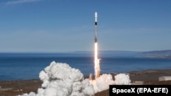 Ракета Falcon 9 поднимается с авиабазы Ванденберг в Калифорнии, 3 декабря 2018