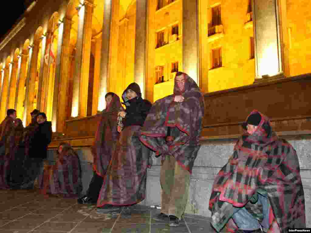 В Тбилиси десятки тысяч сторонников оппозиции вышли на митинг перед зданием парламента. Оппозиция требует отставки президента Грузии Михаила Саакашвили и заявляет, что акция протеста будет бессрочной