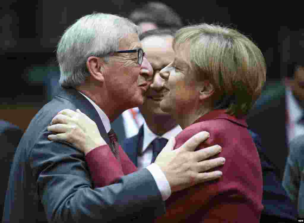 Avropa Komissiyasının prezidenti Jean-Claude Juncker (solda) Almaniya kansleri Angela Merkel-lə görüşür. 23 oktyabr 2014