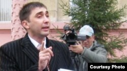 Вадим Курамшин журналистермен сөйлесіп тұр. Қарағанды, 28 қыркүйек 2010 жыл