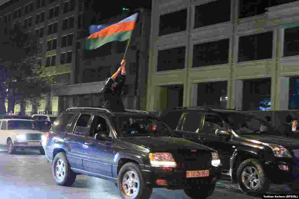 Bakıda sakinlərin "Eurovision 2011"- sevinci - Turxan Kərimovun fotoları. 