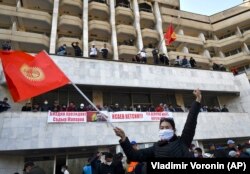 Қырғызстанның жаңа сайланған премьер-министрі Садыр Жапаров жақтастары қырғыз туын ұстап тұр. Бішкек, 15 қазан 2020 жыл.