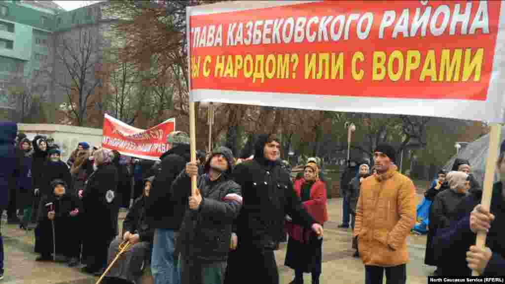 &quot;Вы с народом или с ворами?&quot; - спрашивают артлухцы у главы Казбековского района Дагестана Гаджимурада Мусаева