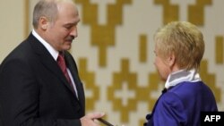 Александр Лукашенко, очередной раз получивший из рук главы ЦИК Белоруссии Лидии Ермошиной удостоверение президента, оказался одним из немногих кандидатов, кто не был арестован после выборов главы страны.