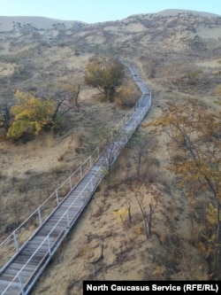 Дорожка по бархану Сарыкум в Дагестане