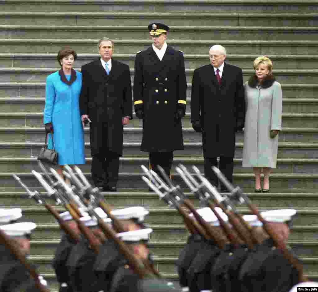 Президент болып сайланған кіші Джордж Буш (сол жақта) пен оның әйелі Лаура және вице-президент Дик Чейни мен оның әйелі Линн. 2001 жылғы 20 қаңтарда өткен инаугурациядан кейінгі сәт. Кіші Буш екі рет сайланды.