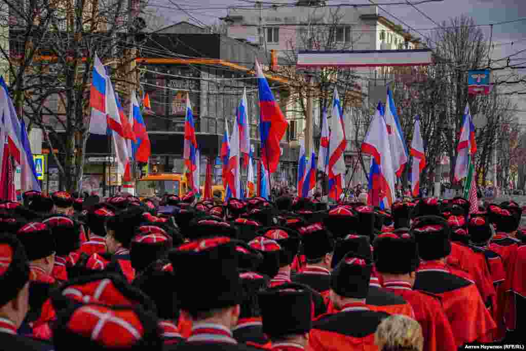 Казаки Кубанского войска построились для шествия. В 2014 году, по признанию войскового атамана Николая Долуды, выступавшего сегодня на митинге в Симферополе, тысяча казаков была переправлена в Крым из России уже в феврале 2014 года