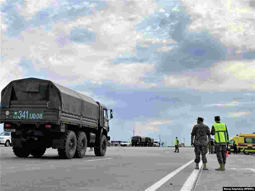 Тараз-Алматы күре жолында тұрған әскери полиция.