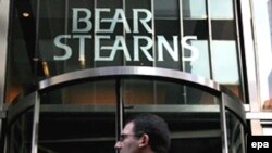 История пострадавшей в кризисе крупнейшей в США корпорации Bear Stearns обросла новыми подробностями