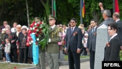 Прагада Жеңіс күнінің аталып өтуі, Совет солдаты есерткішіне тағзым. Прага, 9 мамыр, 2009 жыл.