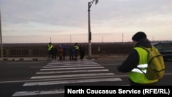 Жители протестуют на переходе