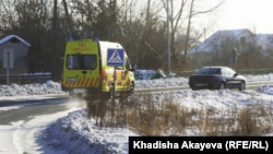 Жолда кетіп бара жатқан медициналық жедел жәрдем көлігі. Семей қаласы, 9 желтоқсан 2020 жыл.