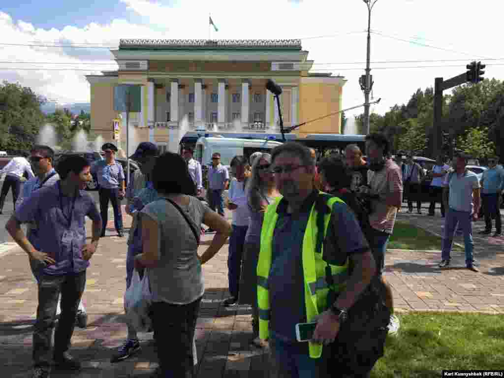 Абай атындағы опера және балет театры маңында тұрған адамдар мен полиция өкілдері.