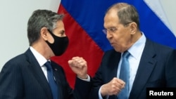 Entoni Blinken (solda) və Sergey Lavrov