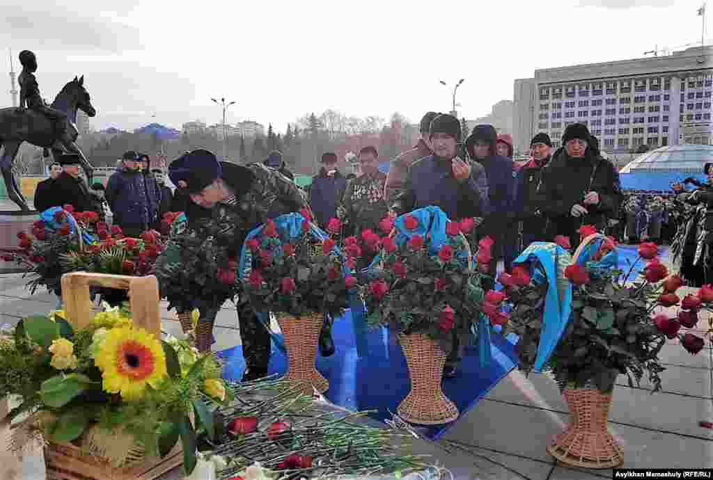 Тәуелсіздік ескерткішіне гүл қою рәсімі. Алматы, 16 желтоқсан 2018 жыл.