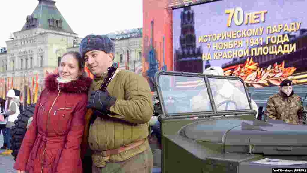 ... все гости и участники парада смогли сфотографироваться на фоне техники.