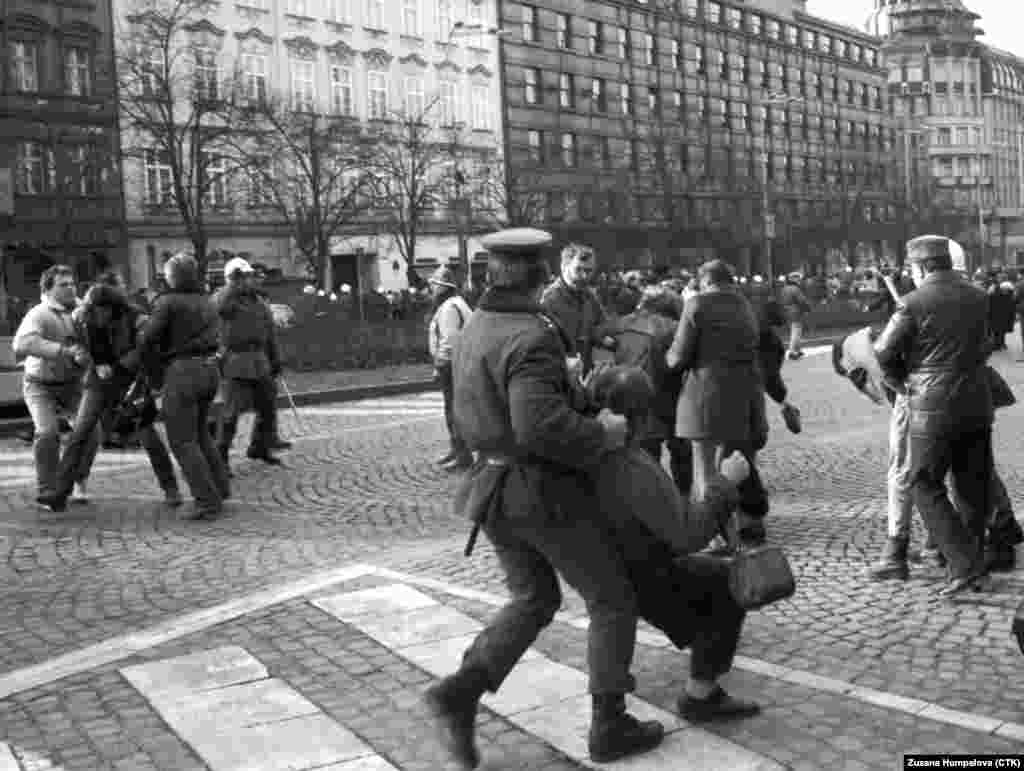 15 января 1989 года. Задержания&nbsp;протестующих&nbsp;во время демонстрации,&nbsp;организованной по случаю 20-летия со дня смерти Яна Палаха.&nbsp;Несмотря на&nbsp;жестокую реакцию полиции, она продолжалась несколько дней. Эти события были названы &quot;Неделя Палаха&quot; и современные историки считают их предвестником &quot;бархатной революции&quot;, приведшей к отставке коммунистического правительства и проведению в Чехословакии свободных выборов.