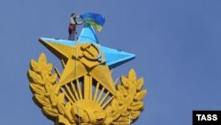 Демонтаж украинского флага с высотки на Котельнической набережной в Москве, 20 августа 2014 года