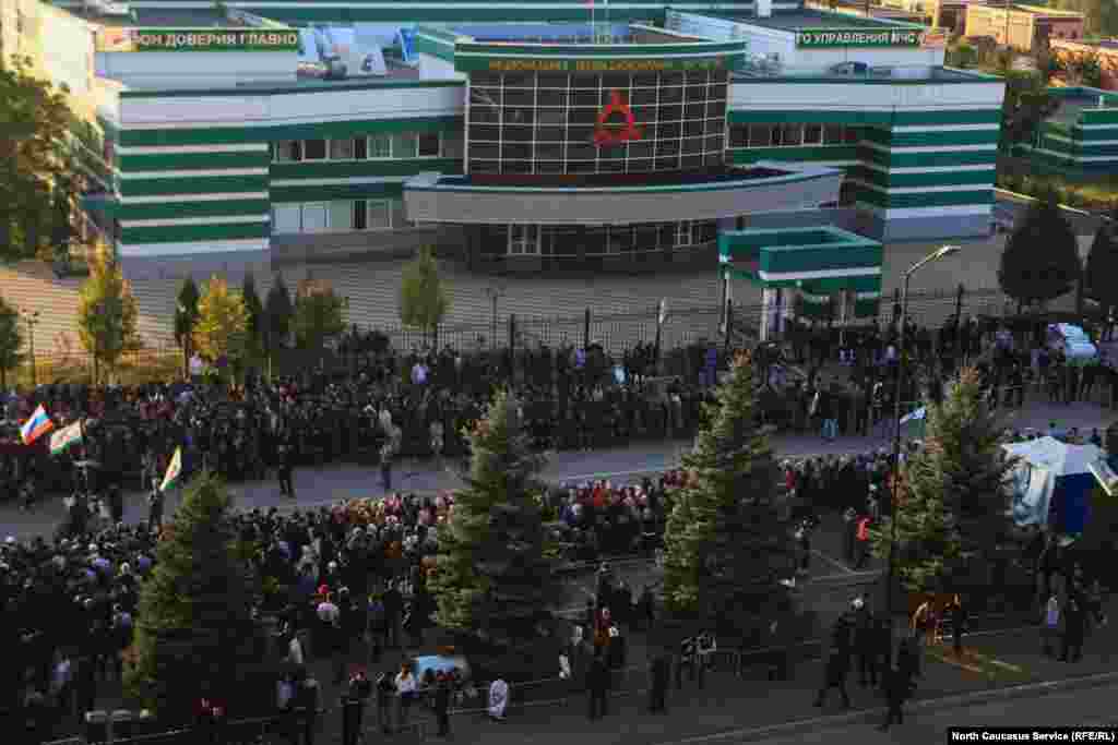 Митинг протеста проходит на площади перед местным ТВ