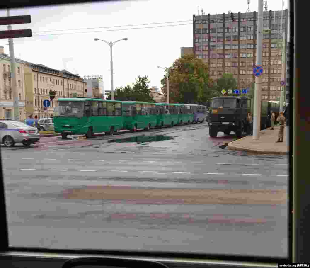 После полудня военная техника встала и на площади Мясникова в центре Минска. Люди жалуются на медленную работу интернета и проблемы с доступом к мессенджерам, VPN, TOR, Телеграм и Гугл&nbsp;