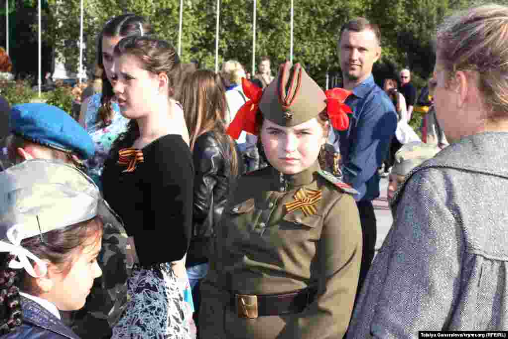 Центральная площадь в Симферополе, девочка в советской военной форме