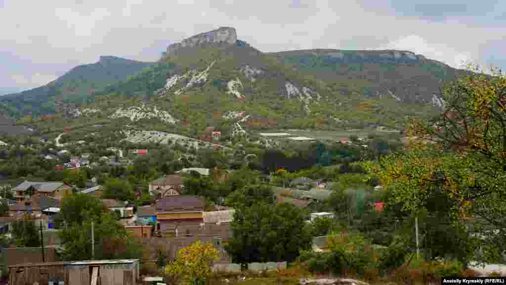 Гора Утюг и расположенный под ней поселок городского типа Куйбышево, что в Бахчисарайском районе.&nbsp;Его можно назвать тихой провинцией, которая со всех сторон окружена живописными скалами и мысами Внутренней гряды Крымских гор