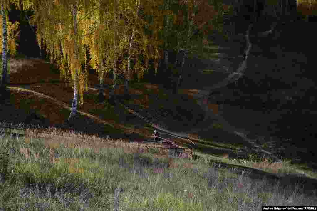 Дорога к роднику. Вид с насыпи.&nbsp;Местные жители называют старую насыпь недостроенной железной дороги дамбой. Она настолько органично вписана в местный рельеф, что, лишь приглядевшись, можно догадаться об искусственном происхождении возвышенности. Сегодня это самый короткий путь из Дербышек в Сосновку, Нагорный, Новую Сосновку и Аки. На машинах здесь ездят с опаской. Чаще местные передвигаются по старинке&nbsp;&ndash; пешком, почти так же, как раньше ходили из одной деревни в другую