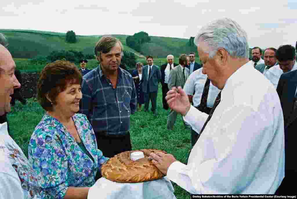 1994 жылы шілдеде Красноярск өлкесіне барған Ресей президенті Борис Ельцинді қарсы алушылар мәртебелі мейманға орыстың салт-дәстүрімен нан және тұз ұсынып тұр.