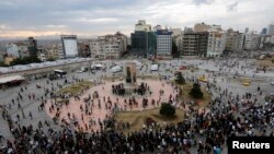 Протестующие собираются на площади Таксим в Стамбуле. 12 июня 2013 года. 