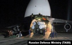 Зенитно-ракетный комплекс С-300 во время выгрузки из самолета Ан-124 на российской авиабазе Хмеймим в Сирии, октябрь 2018 года