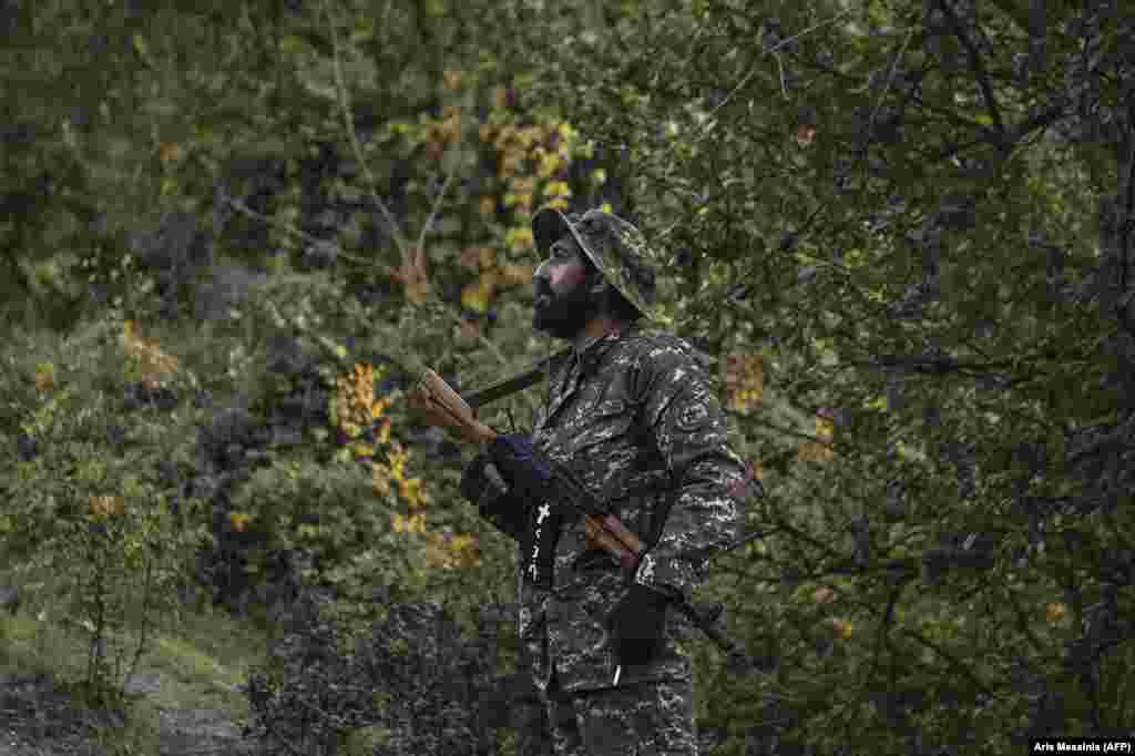 Автоматында крест пен &quot;Армения революциялық федерациясының&quot; бас әріптері жазылған ерікті солдат ұрысқа дайын тұр. &quot;Армения революциялық федерациясы&quot; - 1890 жылдары армяндар тұратын аудандардың халқын қорғау мақсатында Оттоман империясында құрған ұлтшыл саяси партия.